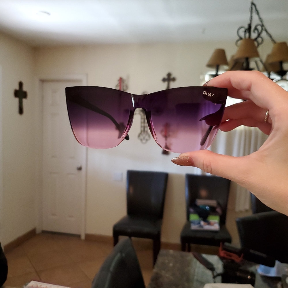 Quay come thru sunglasses black pink gradient